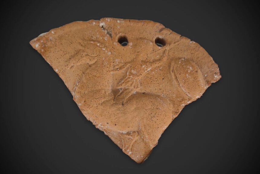 disco terracota Disco de terracota con bajorrelieve de jinete